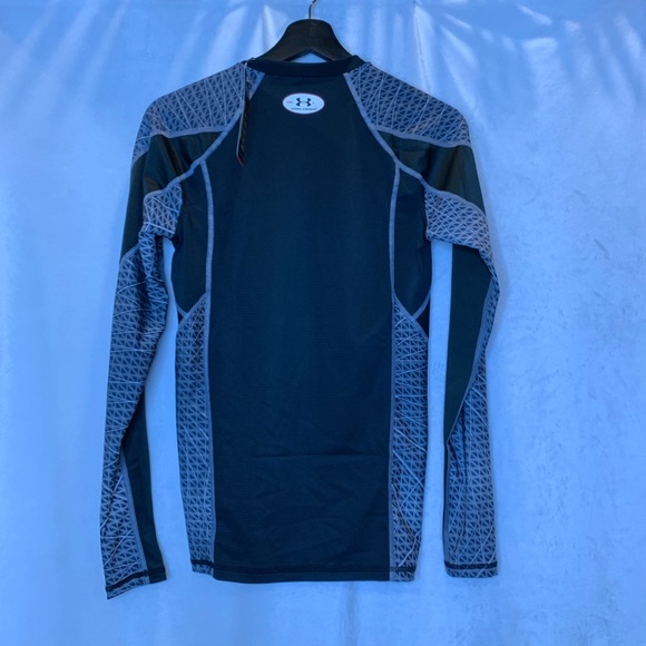 BNWT Men’s Under Armour black/grey/patterned compression Heatgear™️ long sleeve. - Picture 3 of 5